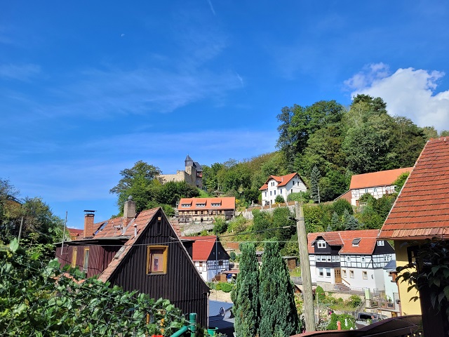 Gartenblick_Blick zur Burg Altrathen